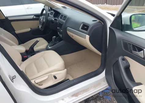 2014 Volkswagen Jetta 1.8T Se z USA, uszkodzony, nr VIN 3VWD17AJXEM409168